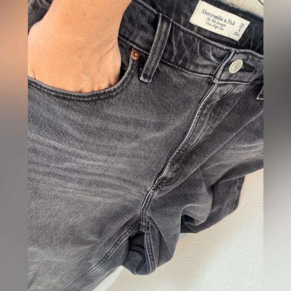 Abercrombie & Fitch Curve Love Ultra High Rise 90s Straight Jean Black Wash 8 L - Picture 3 of 10